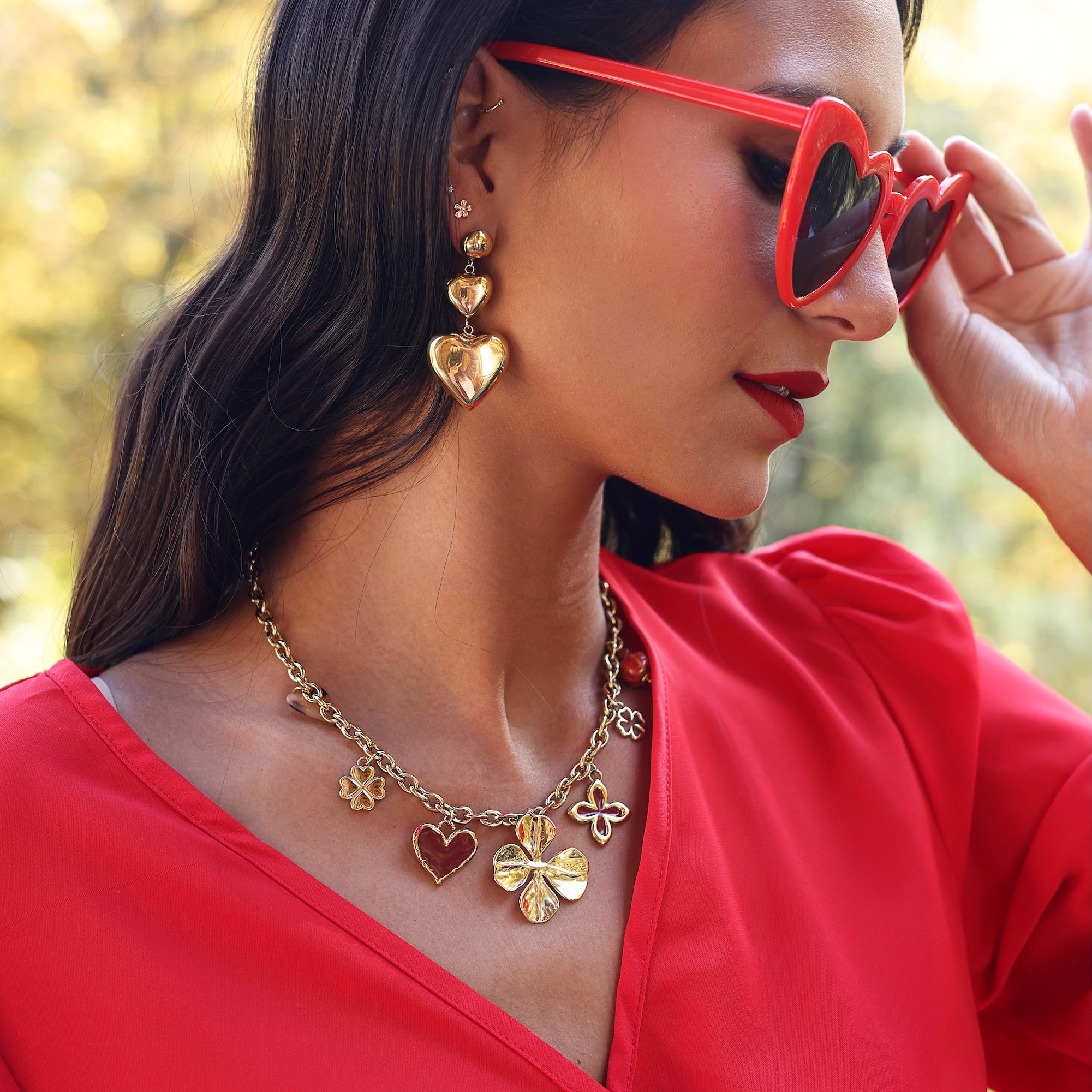 Boucles d'oreilles pendantes Hanae dorées cœurs - Bijou porté