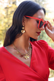 Boucles d'oreilles pendantes Hanae dorées cœurs - Bijou porté