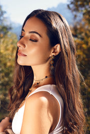 Boucles d'oreilles pendantes dorées Janyce ornées de pierres naturelles - Bijou porté