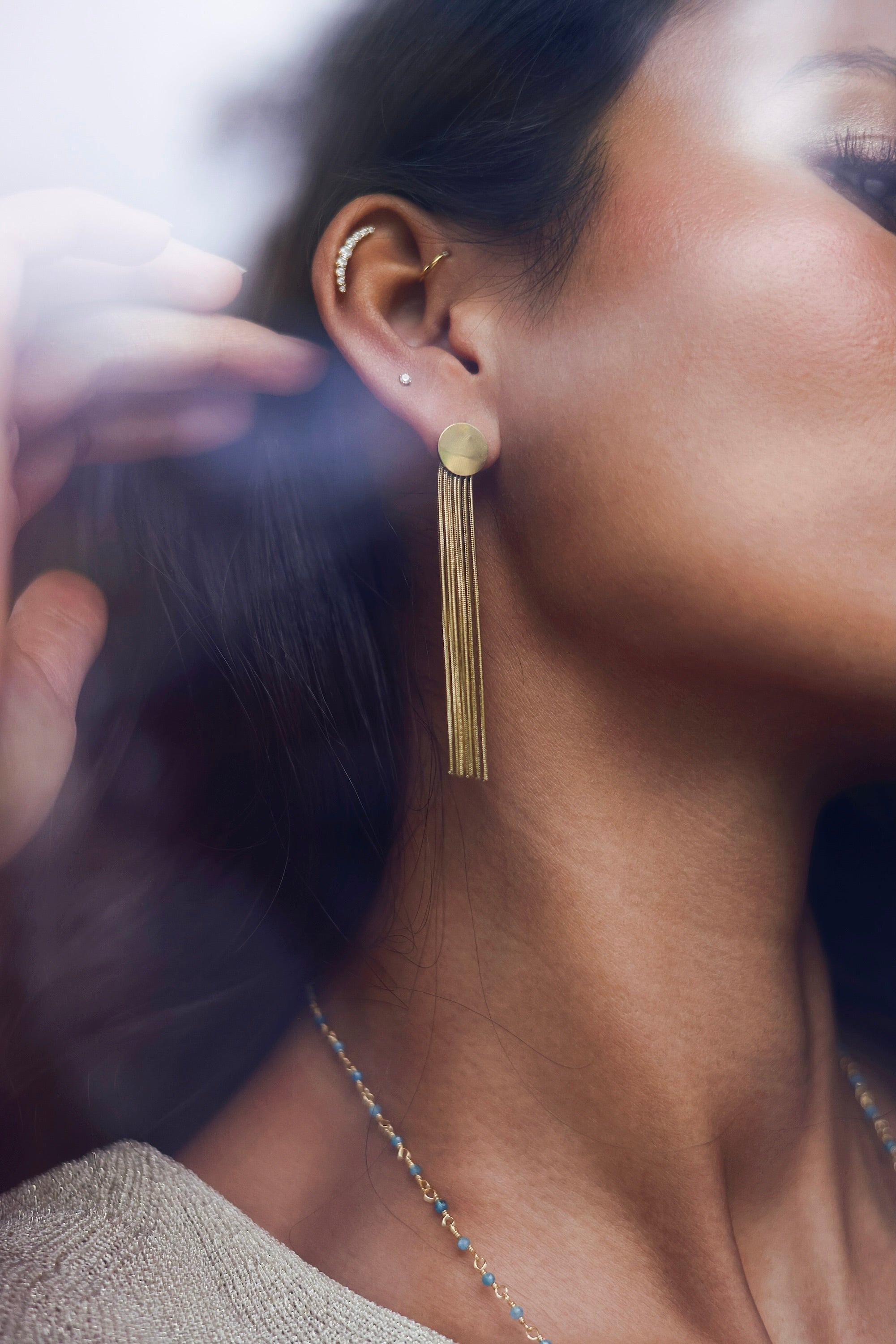 Boucles d'oreilles pendantes dorées Jeanne pastille ronde avec chaînes - Bijou porté