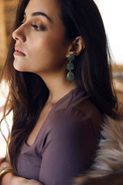 Boucles d'oreilles pendantes dorées Jina ornées de pierres naturelles - Bijou porté
