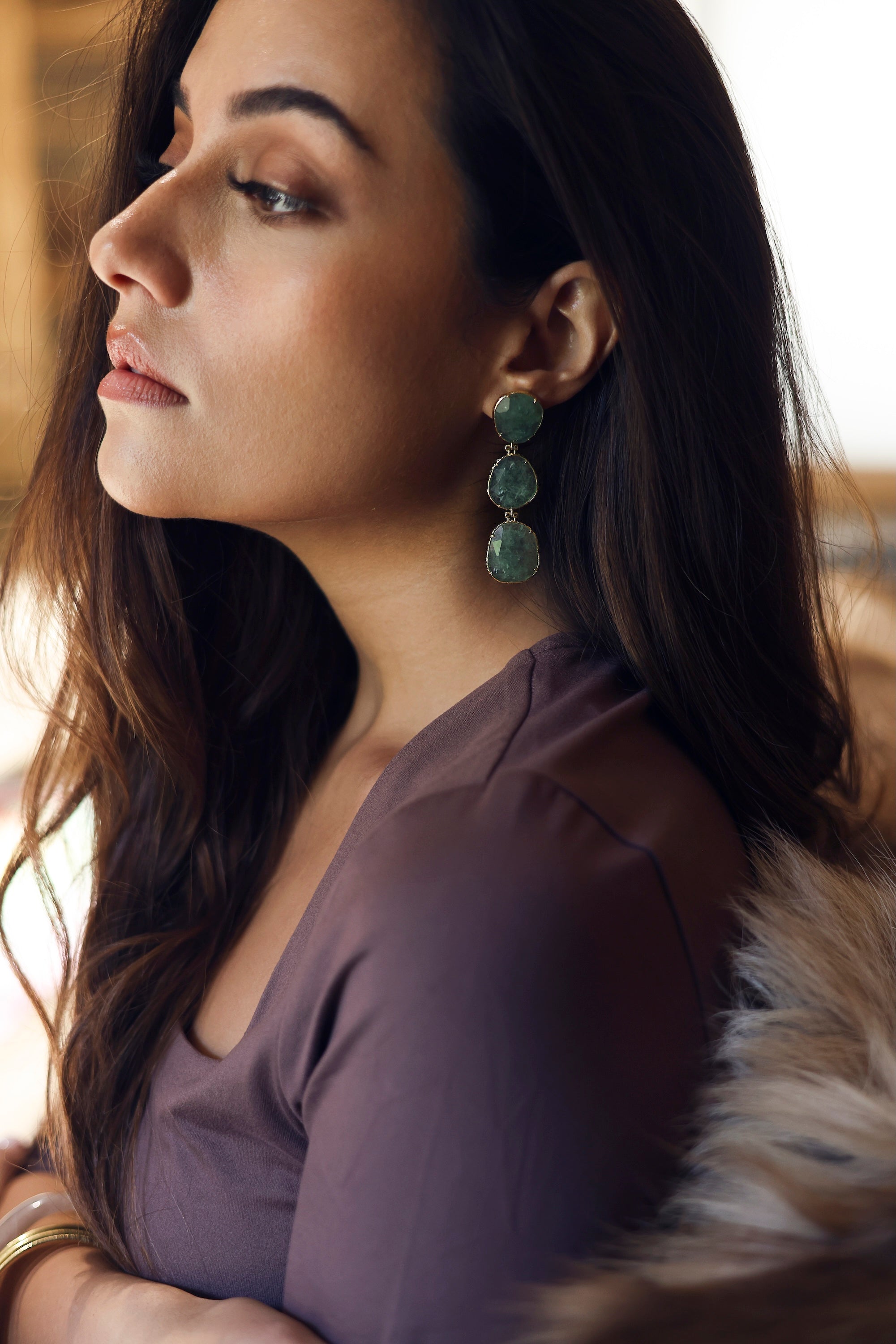 Boucles d'oreilles pendantes dorées Jina ornées de pierres naturelles - Bijou porté
