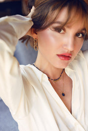 Boucles d'oreilles pendantes dorées Lelia anneaux entrelacés - Bijou porté