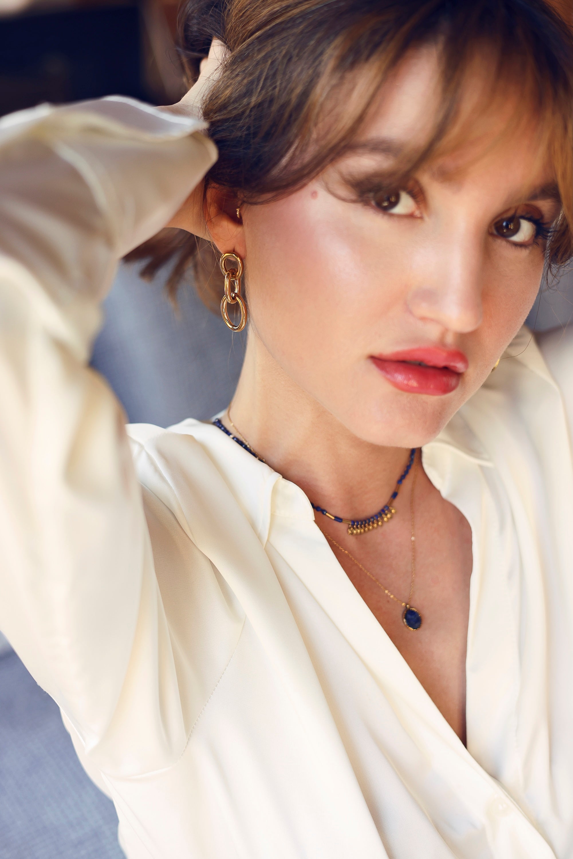 Boucles d'oreilles pendantes dorées Lelia anneaux entrelacés - Bijou porté