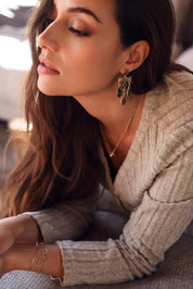 Boucles d'oreilles pendantes dorées Leonie oeil de tigre et pierres naturelles - Bijou porté