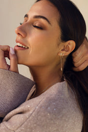 Boucles d'oreilles pendantes dorees Linnea avec pendentifs rectangulaires sertis de zircons
- Bijou porté