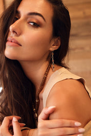 Boucles d'oreilles pendantes dorées Melinda ornées de pierres naturelles - Bijou porté