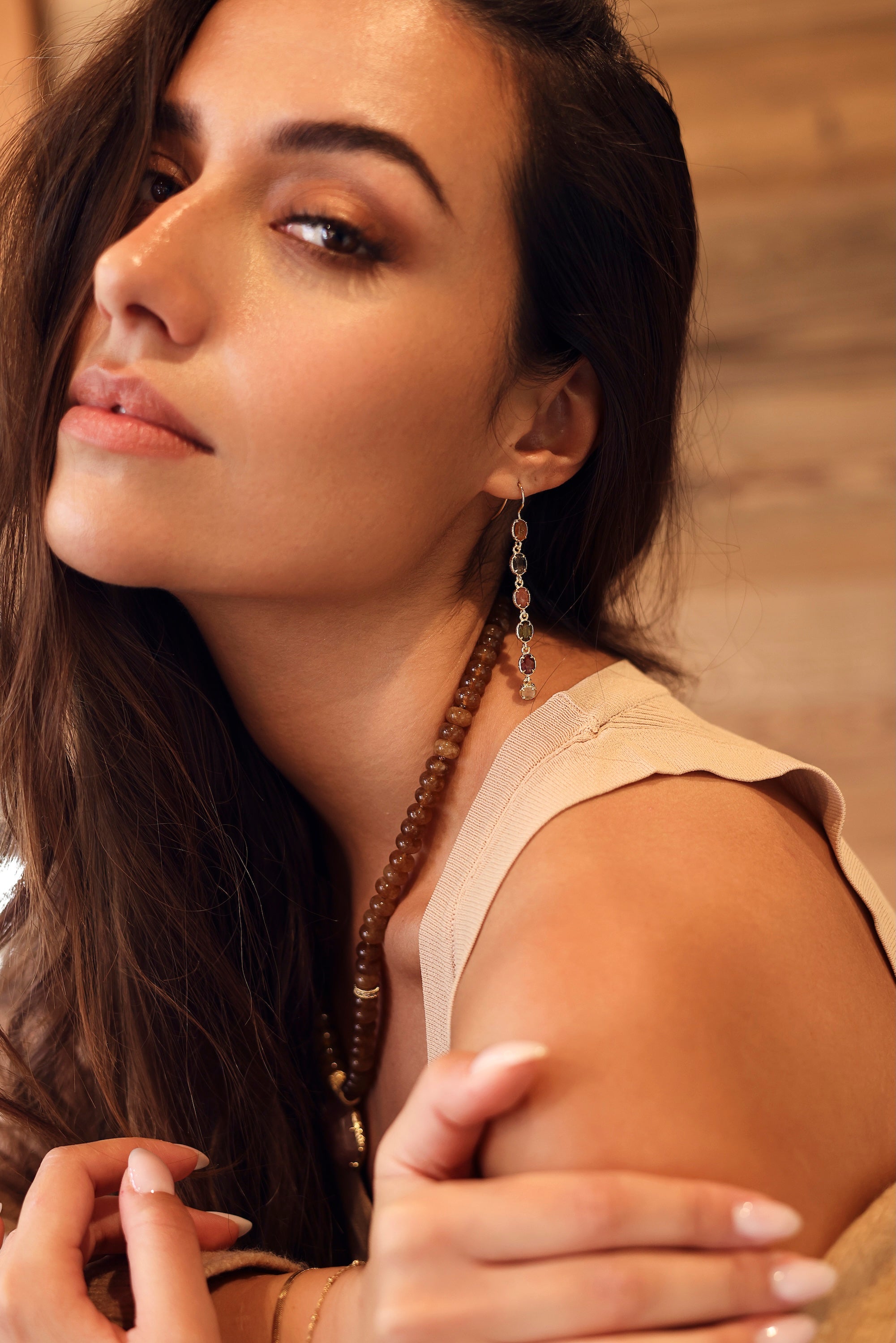 Boucles d'oreilles pendantes dorées Melinda ornées de pierres naturelles - Bijou porté