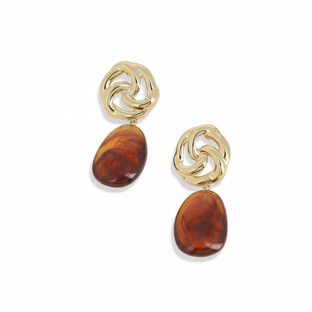 Boucles d'oreilles pendantes dorées Nali brun avec pendentif en acétate coloré - Bijou photographié sur fond blanc