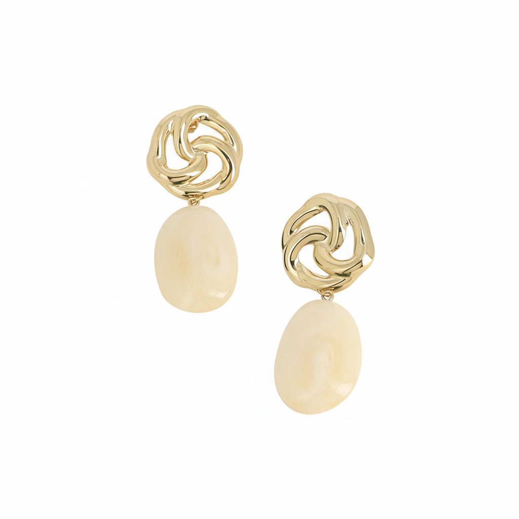 Boucles d'oreilles pendantes dorées Nali crème avec pendentif en acétate coloré - Bijou photographié sur fond blanc