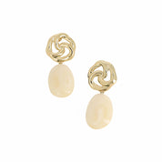 Boucles d'oreilles pendantes dorées Nali crème avec pendentif en acétate coloré - Bijou photographié sur fond blanc