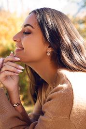 Boucles d'oreilles pendantes dorées Neije motif flocon de neige serties de zircons - Bijou porté