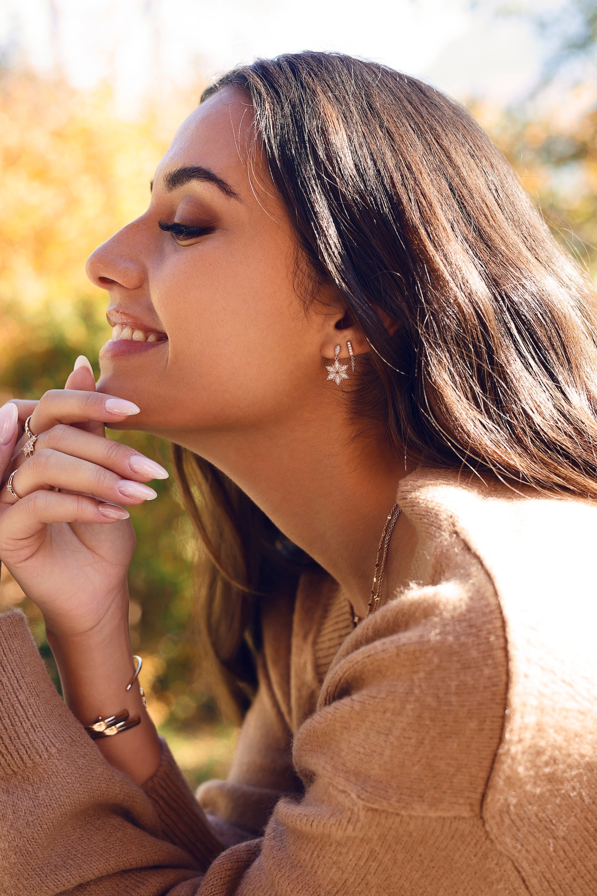 Boucles d'oreilles pendantes dorées Neije motif flocon de neige serties de zircons - Bijou porté