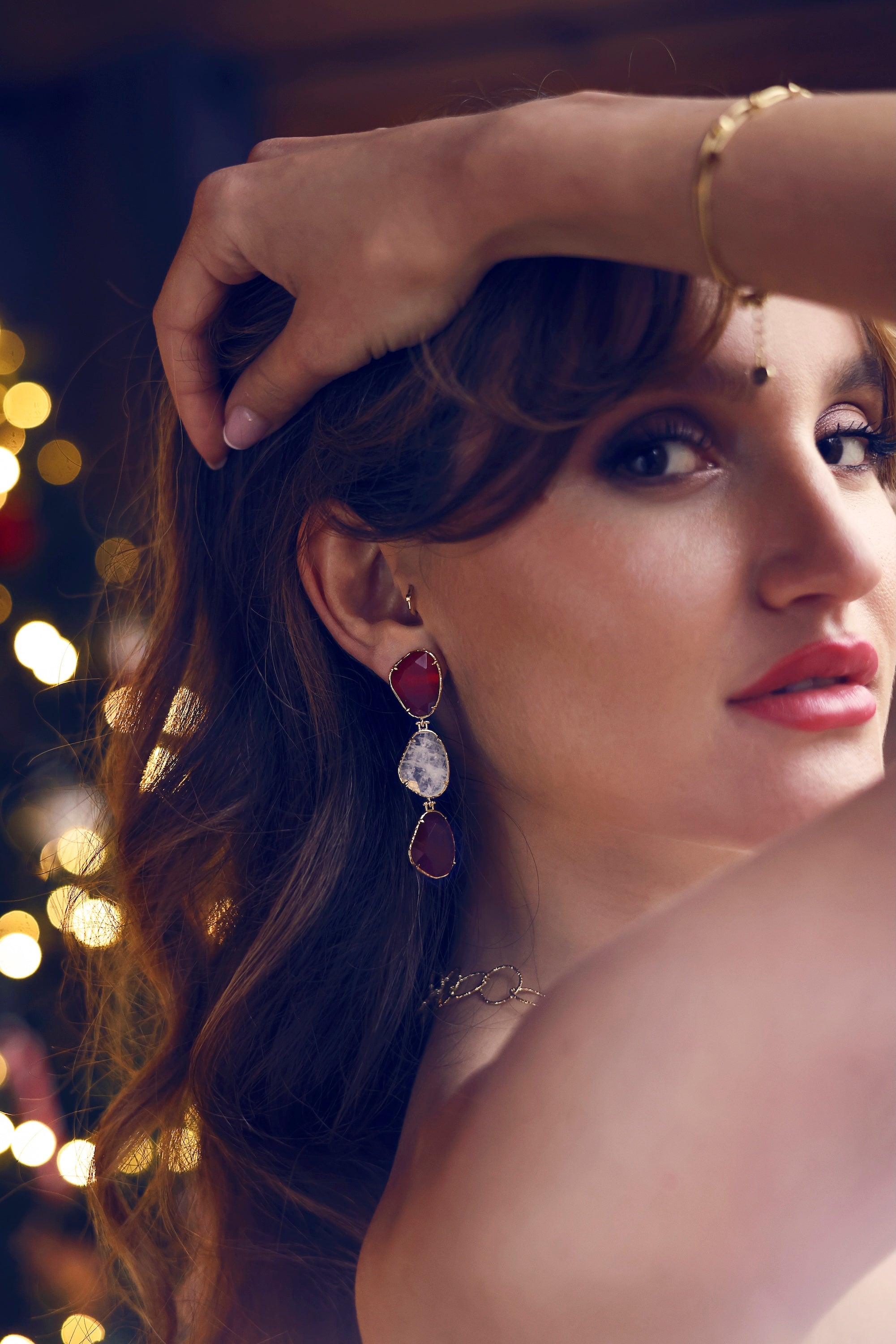 Boucles d'oreilles pendantes dorées Ninon ornées de pierres naturelles - Bijou porté