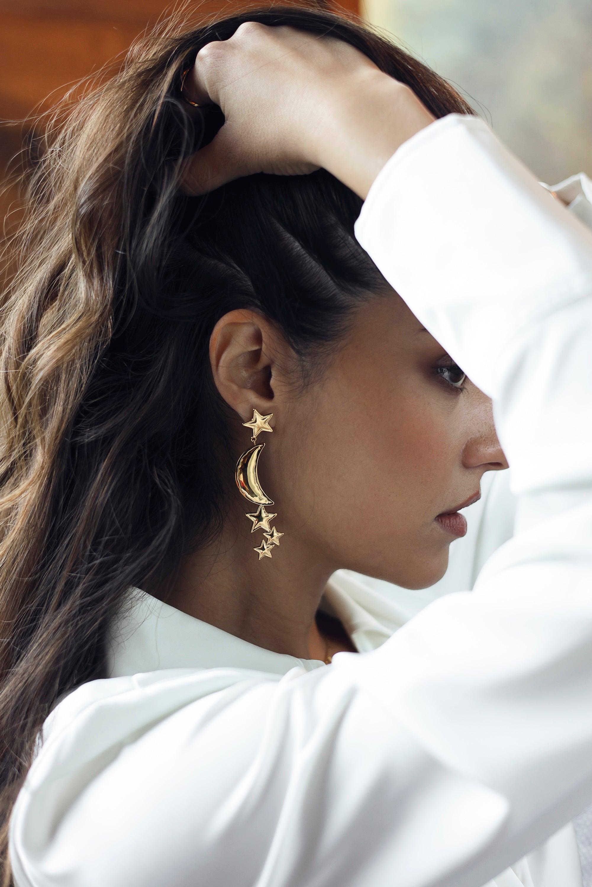 Boucles d'oreilles pendantes dorées Nocta motifs lunes et étoiles - Bijou porté
