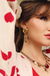 Boucles d'oreilles pendantes Raelle dorées cœurs - Bijou porté