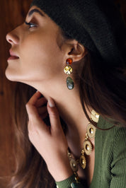 Boucles d'oreilles pendantes dorées Sena vertes et brunes - Bijou porté