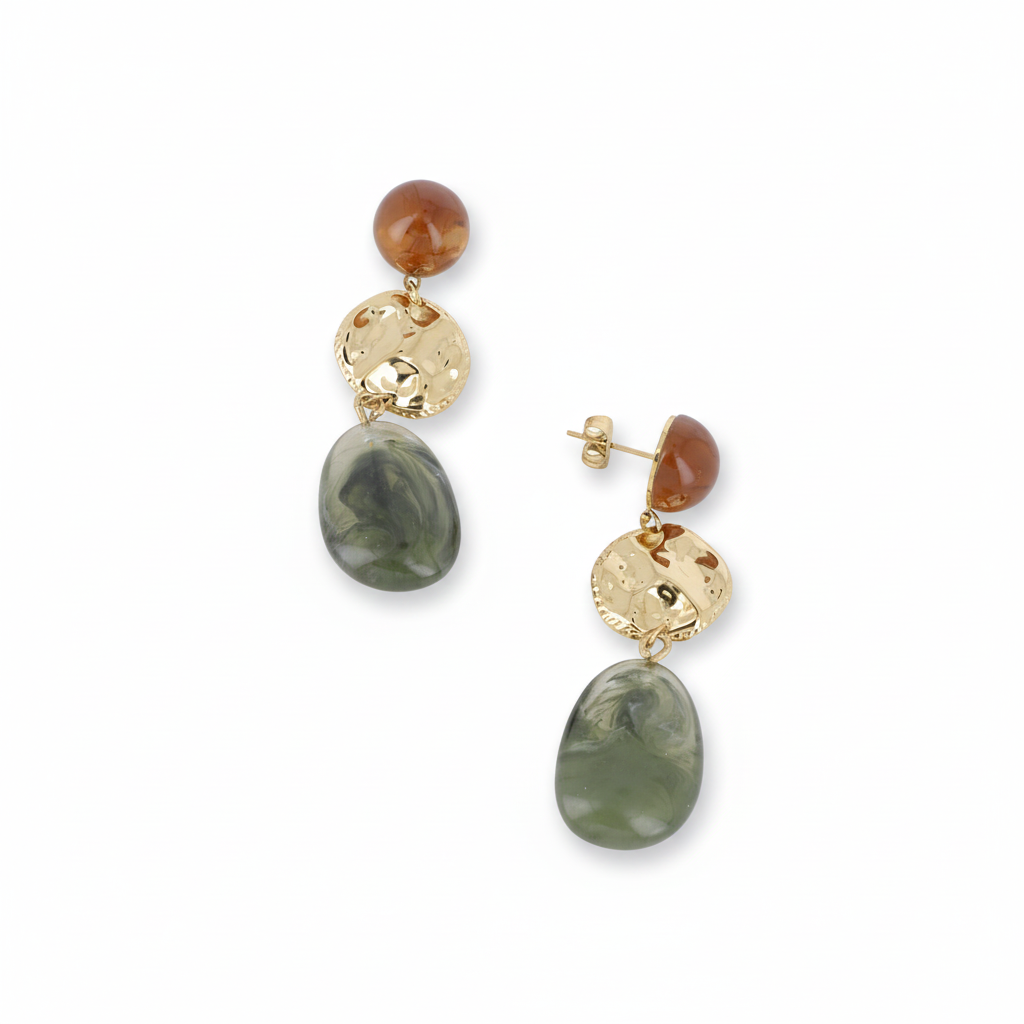 Boucles d'oreilles pendantes dorées Sena vertes et brunes - Bijou photographié sur fond blanc