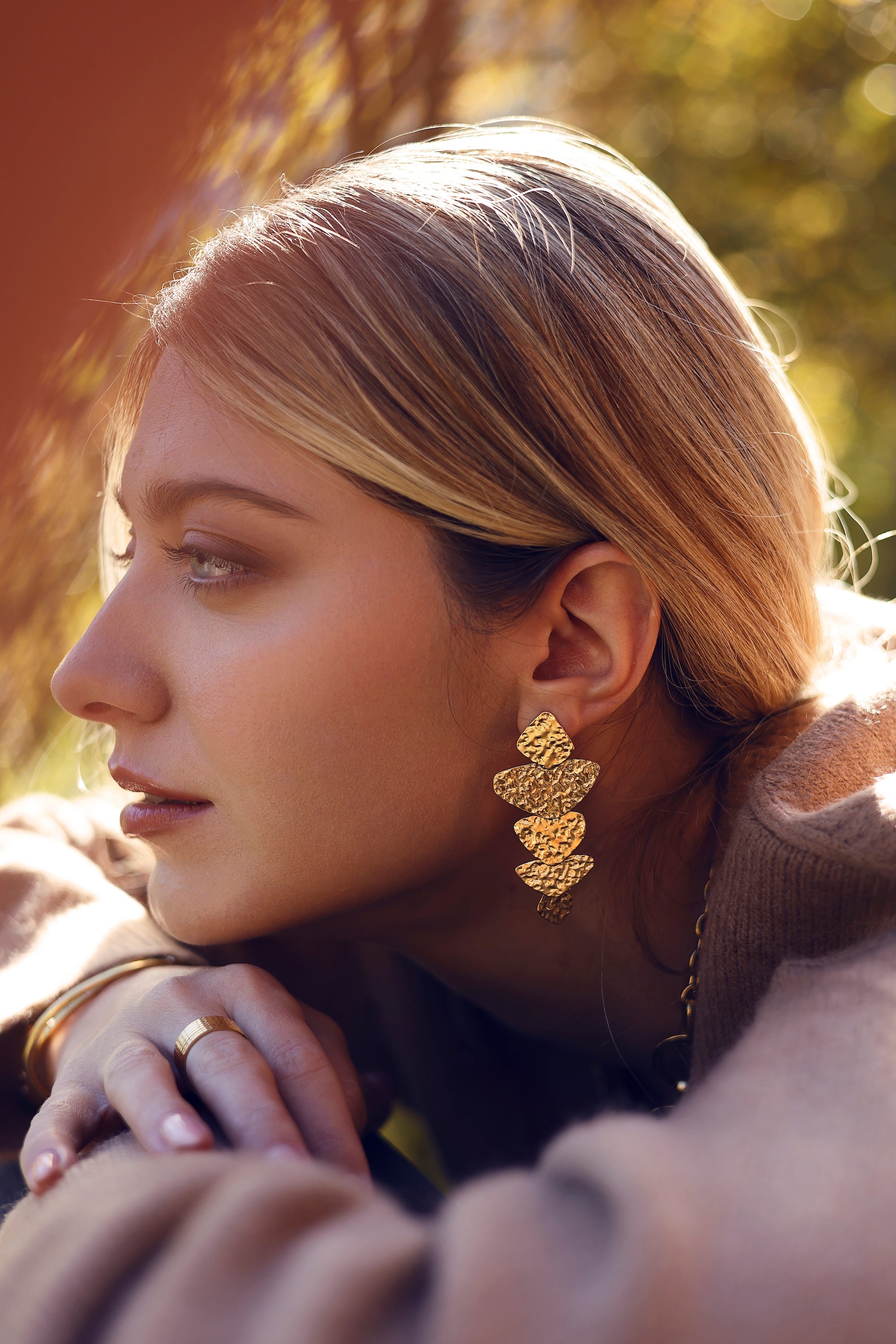 Boucles d'oreilles pendantes dorées Siara formes géométriques martelées - Bijou porté