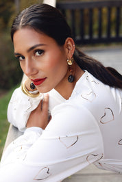Boucles d'oreilles pendantes Tihoa dorées cœur et acétate marron - Bijou porté