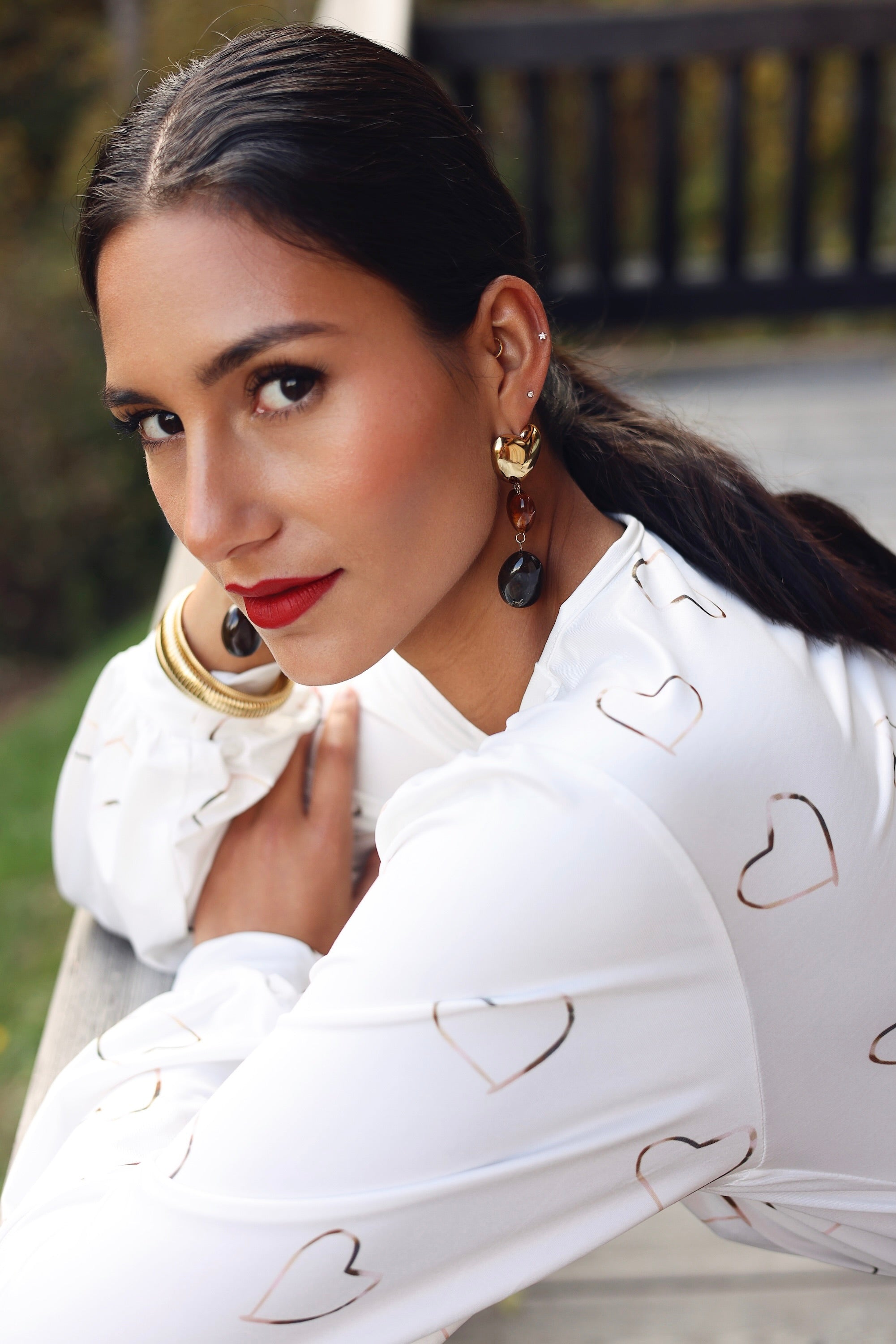 Boucles d'oreilles pendantes Tihoa dorées cœur et acétate marron - Bijou porté