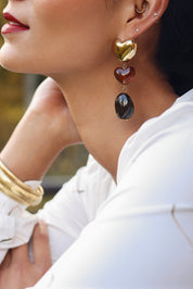 Boucles d'oreilles pendantes Tihoa dorées cœur et acétate marron - Bijou porté