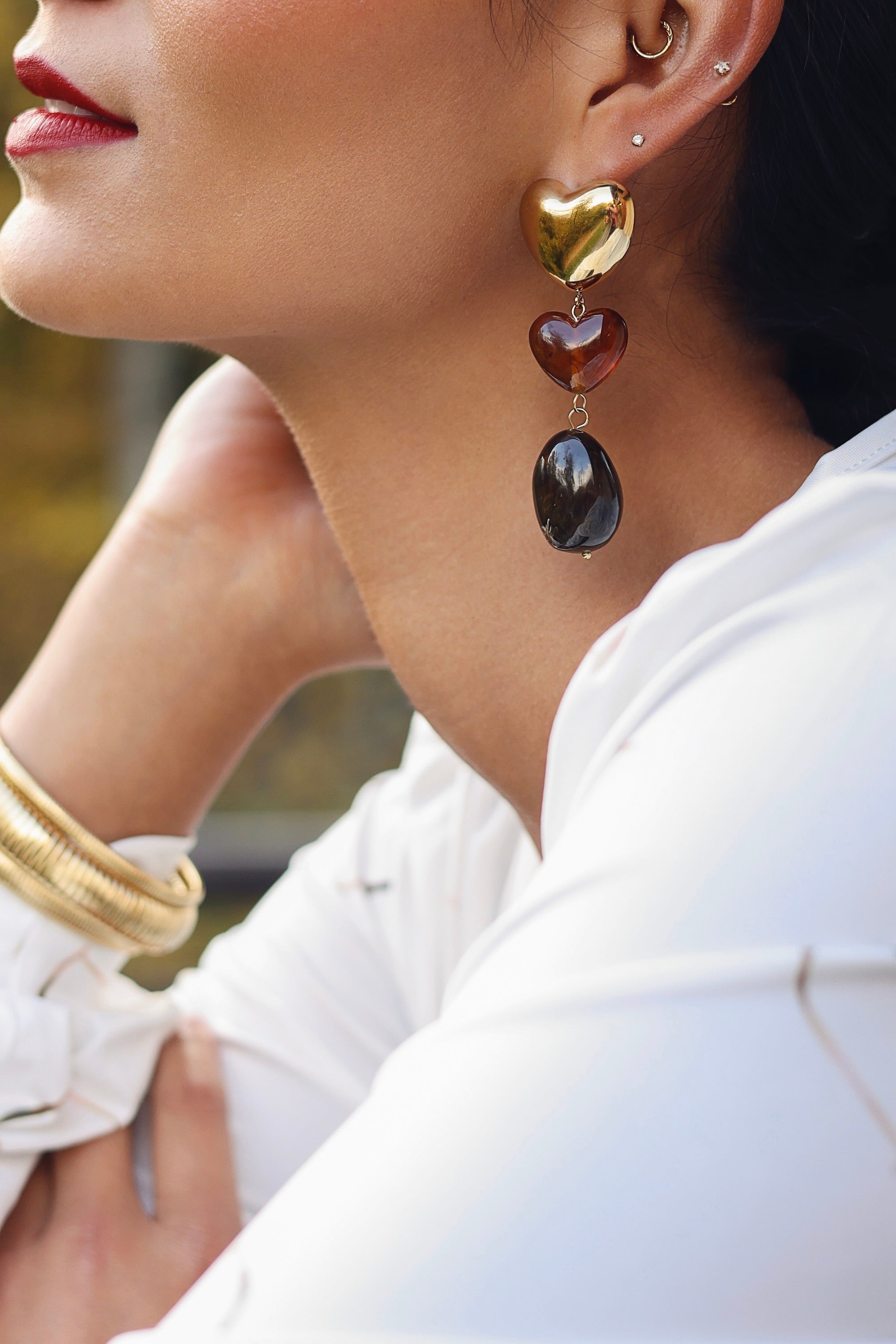 Boucles d'oreilles pendantes Tihoa dorées cœur et acétate marron - Bijou porté
