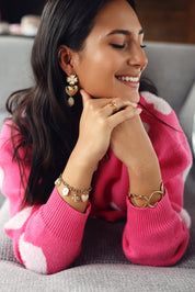 Boucles d'oreilles pendantes Zohra beige dorées trèfle, cœur martelé et acétate - Bijou porté