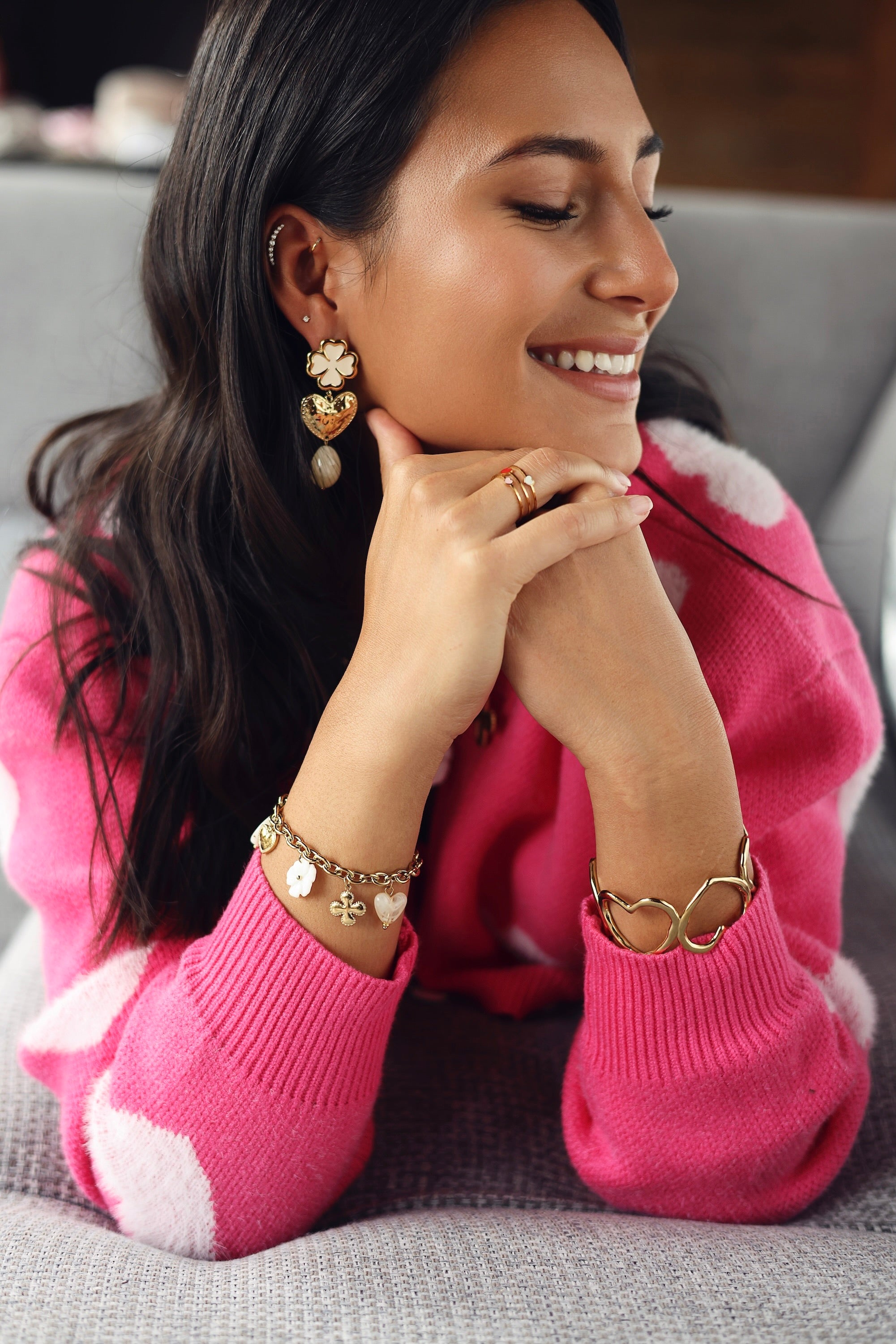 Boucles d'oreilles pendantes Zohra beige dorées trèfle, cœur martelé et acétate - Bijou porté