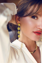 Boucles d'oreilles pendantes dorées Adrienne ornées de pierres naturelles - Bijou porté
