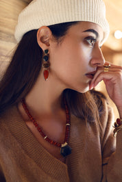 Boucles d'oreilles pendantes dorées Amandine ornées de pierres naturelles - Bijou porté
