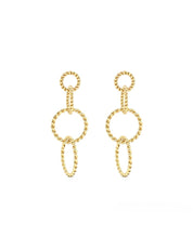 Boucles d’oreilles pendantes dorées Divia composées d’anneaux torsadés entrelacés - Bijou photographié sur fond blanc