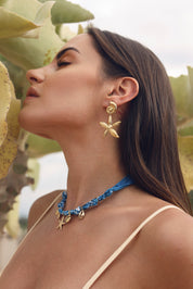 Boucles d'oreilles pendantes dorées Elynne coquillage et étoile de mer - Bijou porté