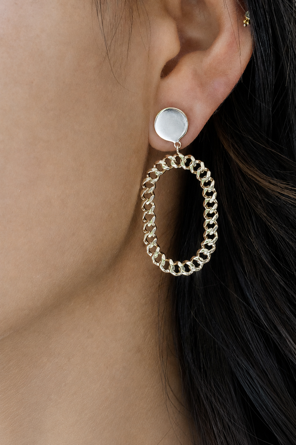 Boucles d'oreilles pendante dorées Lana pastille ronde lisse et anneau ovale en maille - Bijou porté