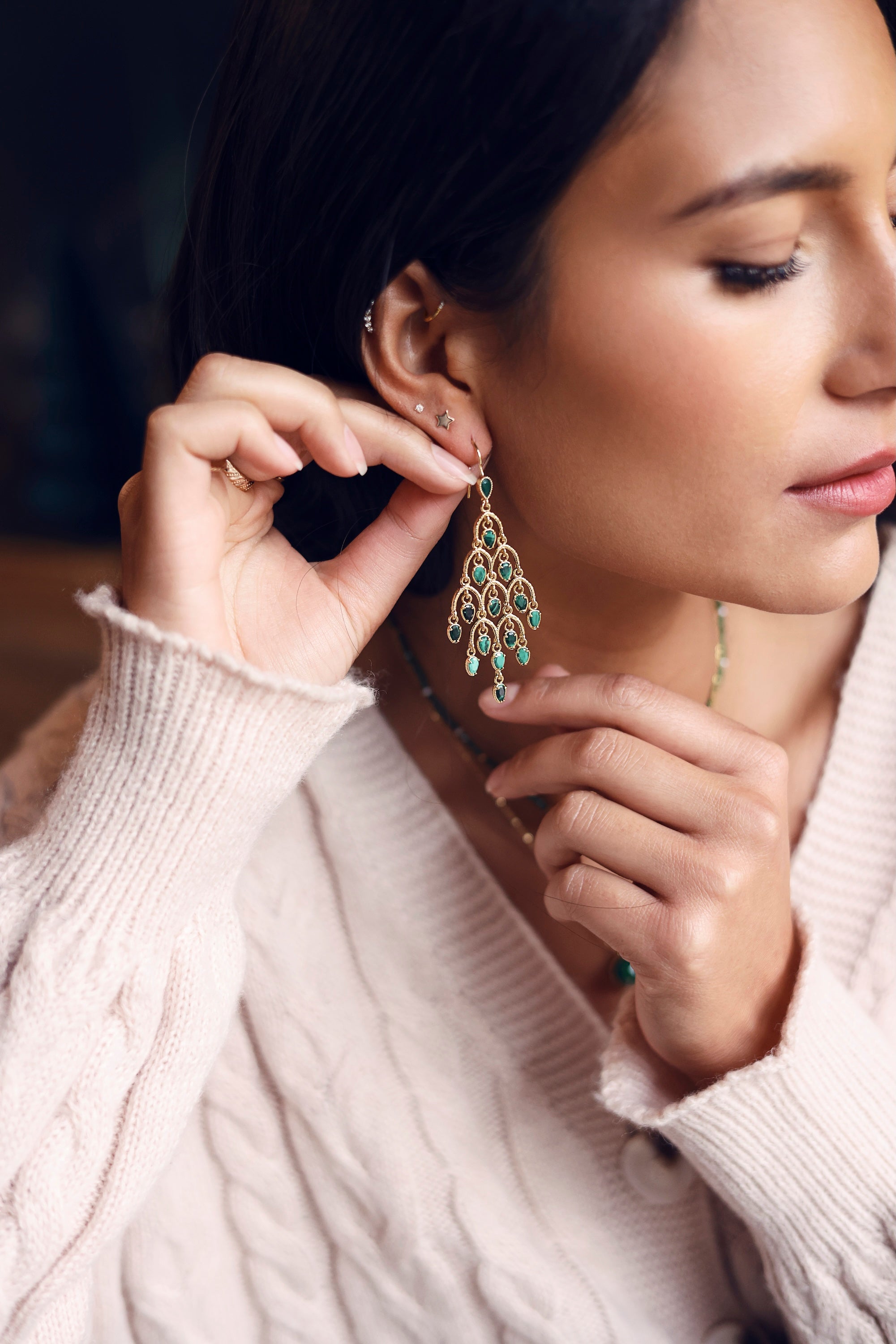 Boucles d'oreilles pendantes dorées Merilia ornées de pierres naturelles disposées en forme de plumes de paon - Bijou porté