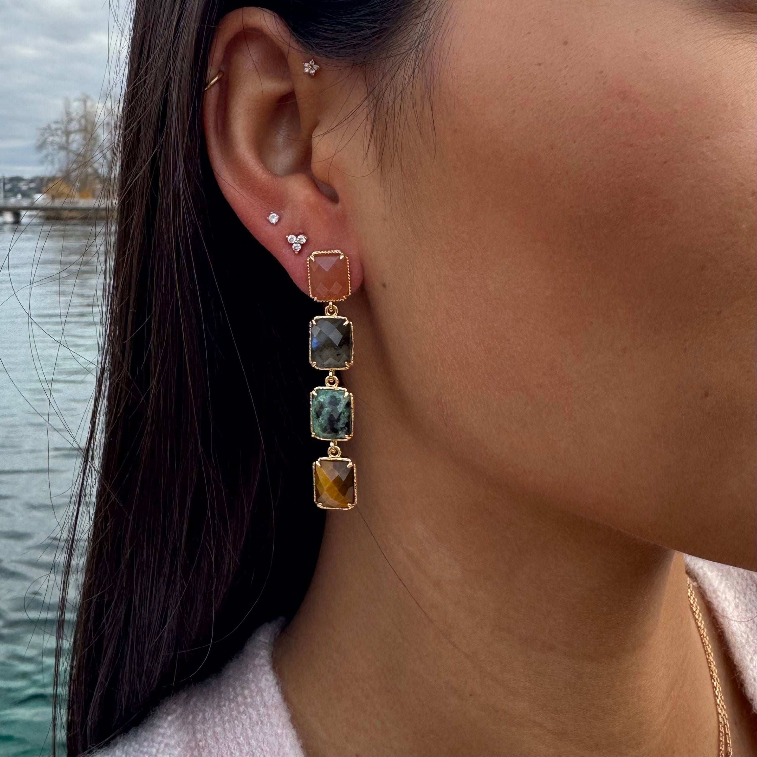 Boucles d'oreilles pendantes pierres naturelles Occia - Bijou porté