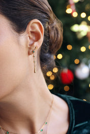 Boucles d'oreilles pendantes dorées Philippine ornées de zircons verts - Bijou porté