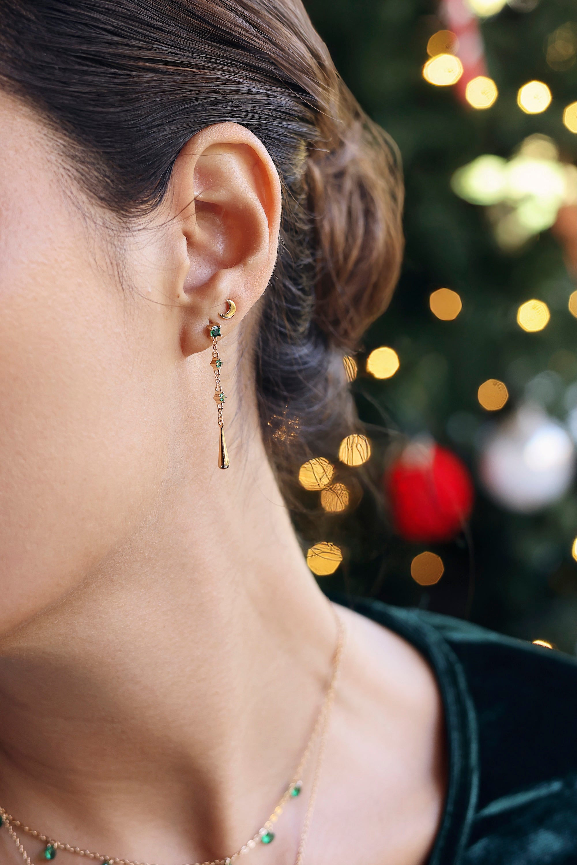 Boucles d'oreilles pendantes dorées Philippine ornées de zircons verts - Bijou porté