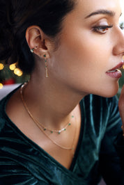 Boucles d'oreilles pendantes dorées Philippine ornées de zircons verts - Bijou porté