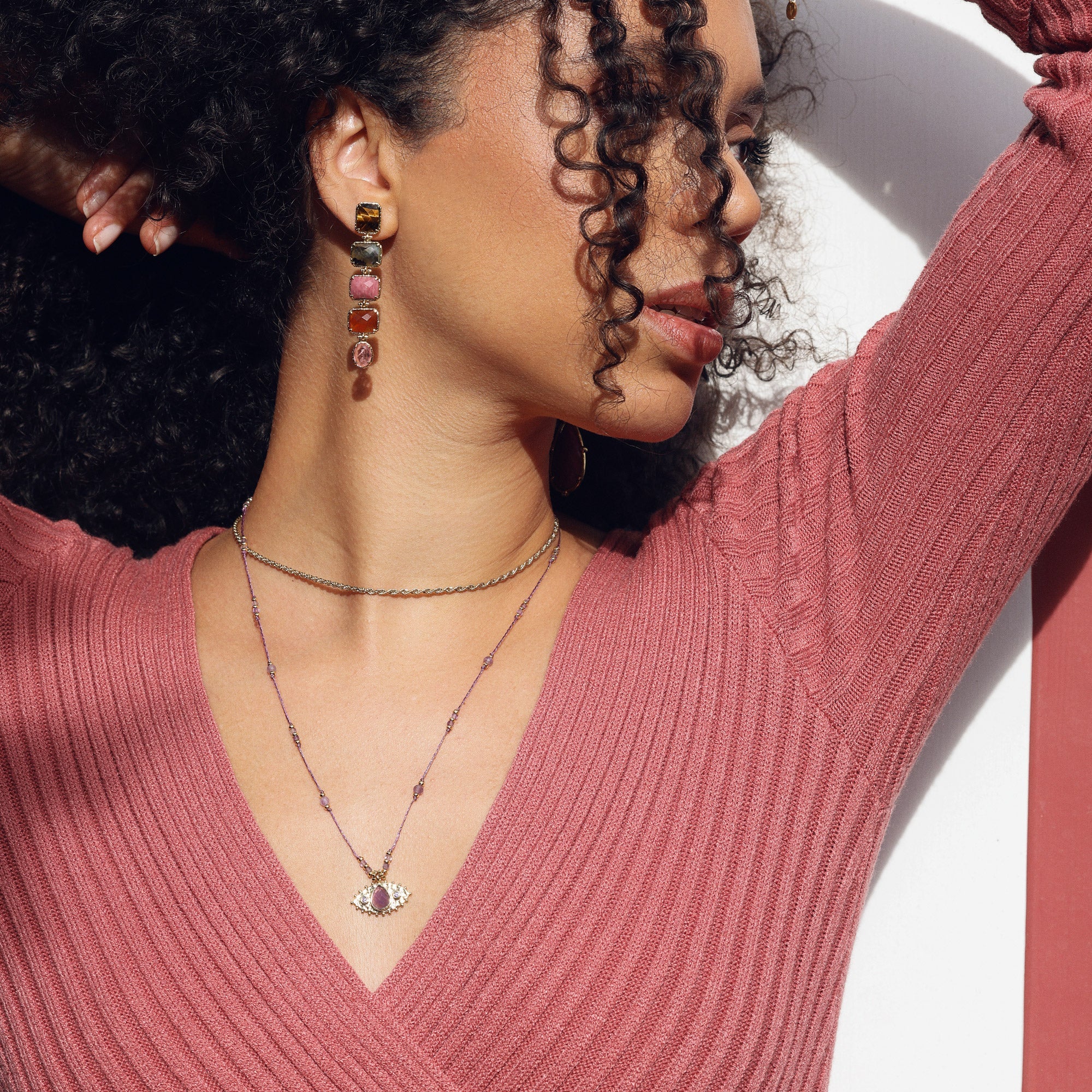 Boucles d'oreilles pendantes dorées pierres naturelles Shona - Bijou porté