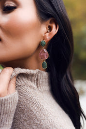 Boucles d'oreilles pendantes dorées Timy vert ornées de pierres naturelles - Bijou porté