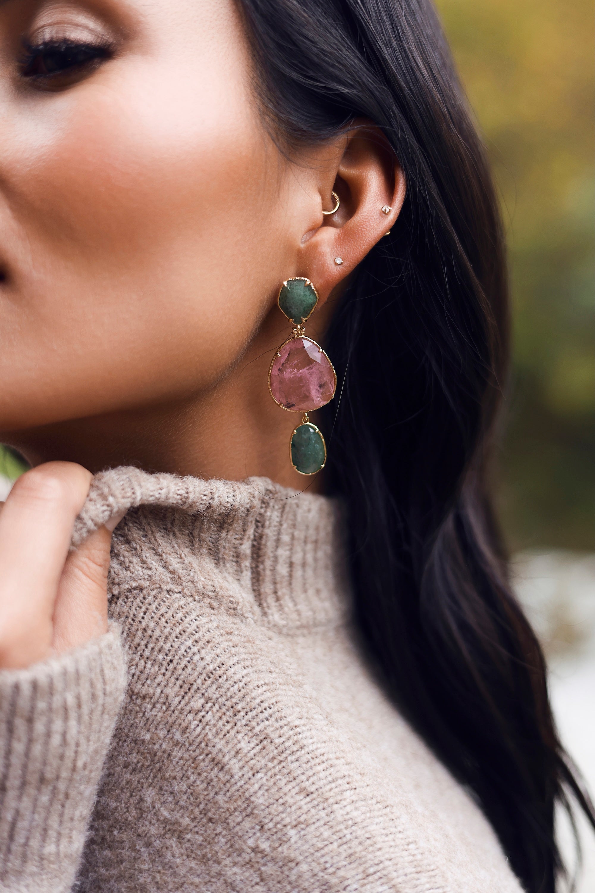 Boucles d'oreilles pendantes dorées Timy vert ornées de pierres naturelles - Bijou porté