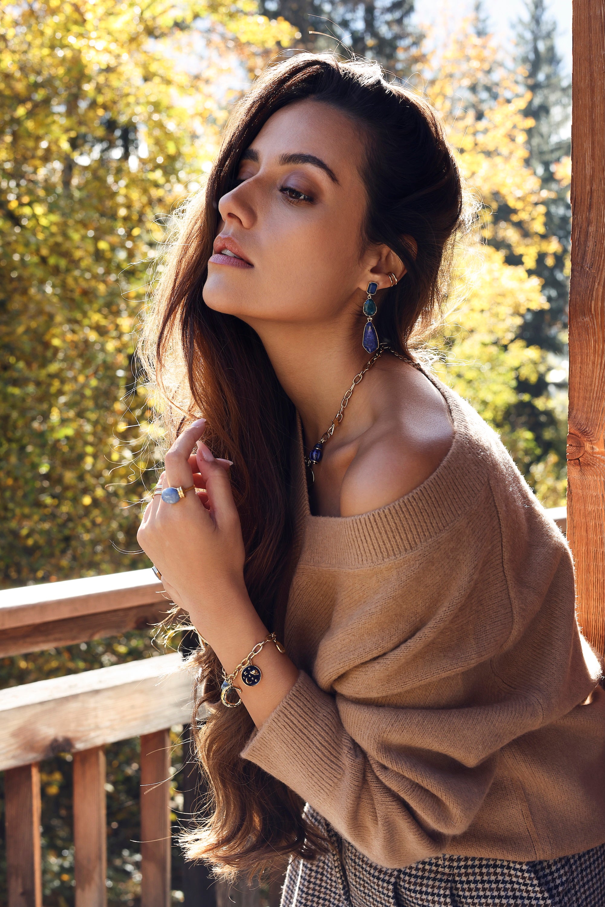 Boucles d'oreilles pendantes dorées varans bleu ornées de pierres naturelles - Bijou porté