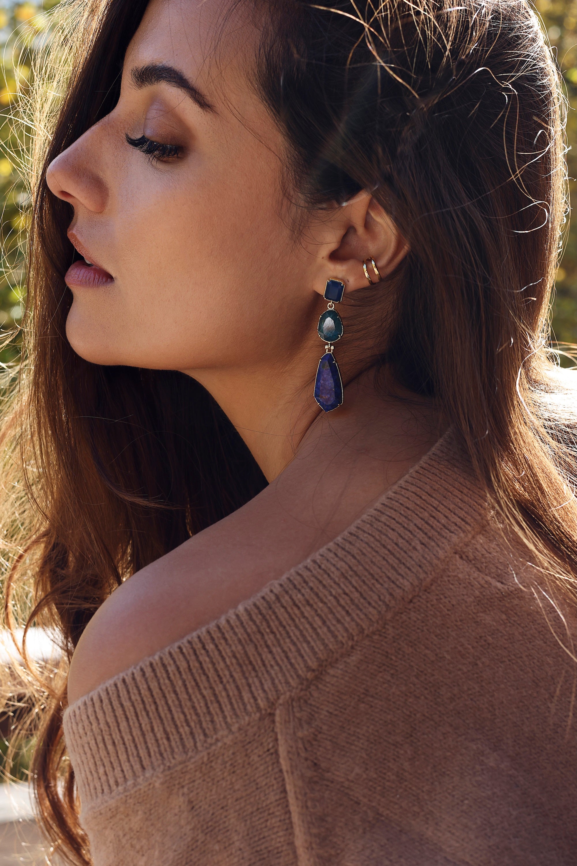 Boucles d'oreilles pendantes dorées varans bleu ornées de pierres naturelles - Bijou porté