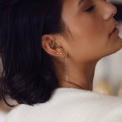 Boucles d'oreilles pendantes Francesca formes géométriques martelées - Bijou porté