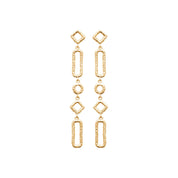 Boucles d'oreilles pendantes Francesca formes géométriques martelées - Bijou photographié sur fond blanc