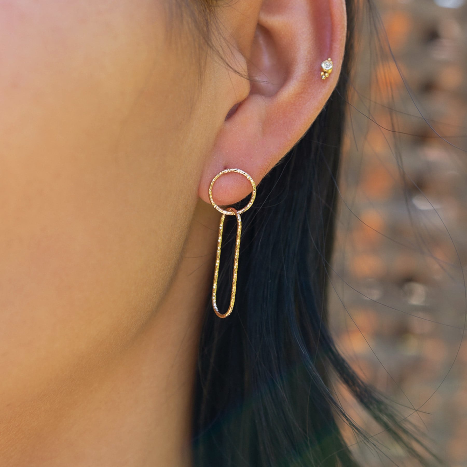 Boucles d'oreilles pendantes dorées Valeria - Bijou porté