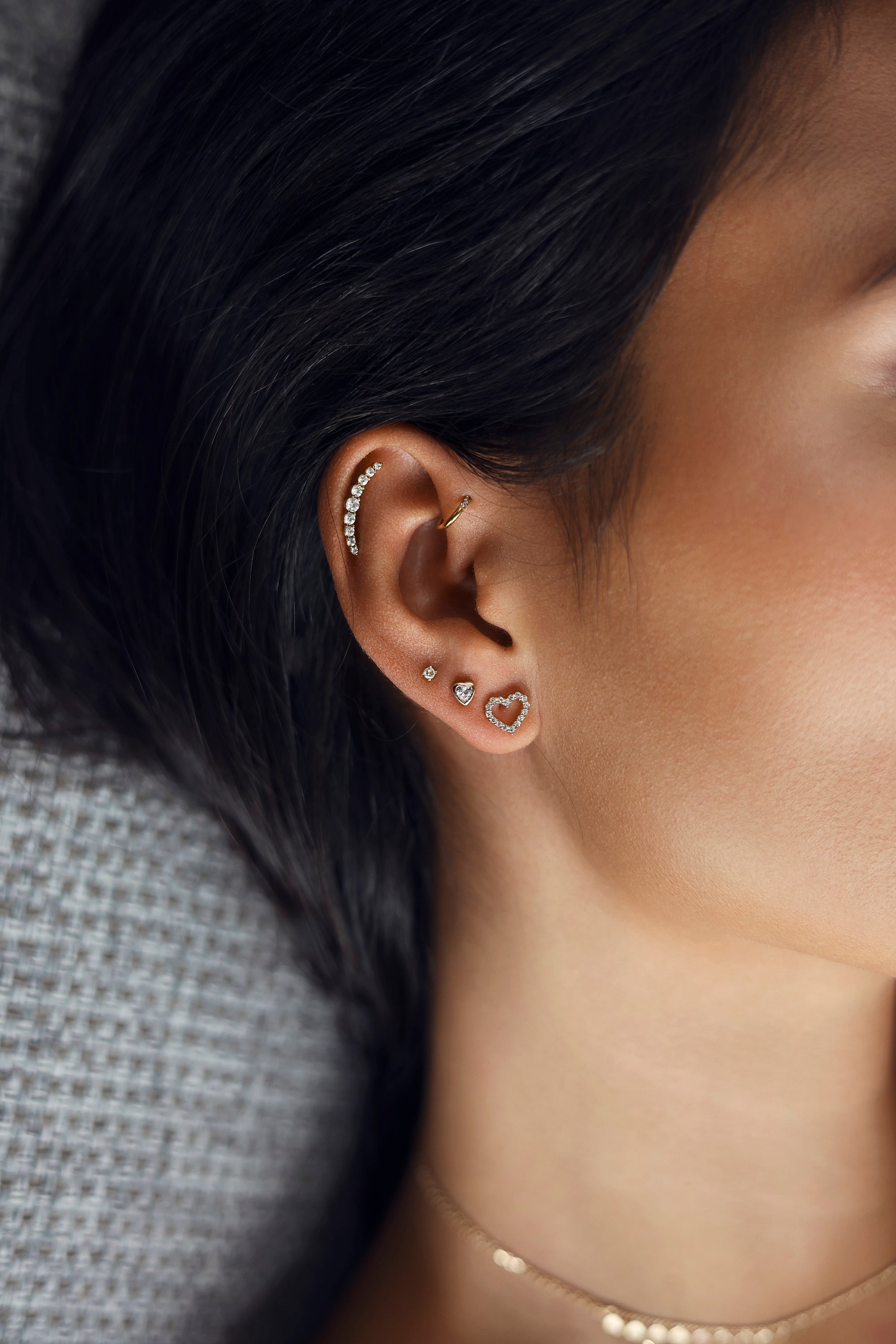 Boucles d'oreilles puces Alyssia dorées en forme de cœur ajouré ornées de zircons - Bijou porté