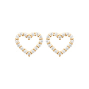 Boucles d'oreilles puces Alyssia dorées en forme de cœur ajouré ornées de zircons - Bijou photographié sur fond blanc