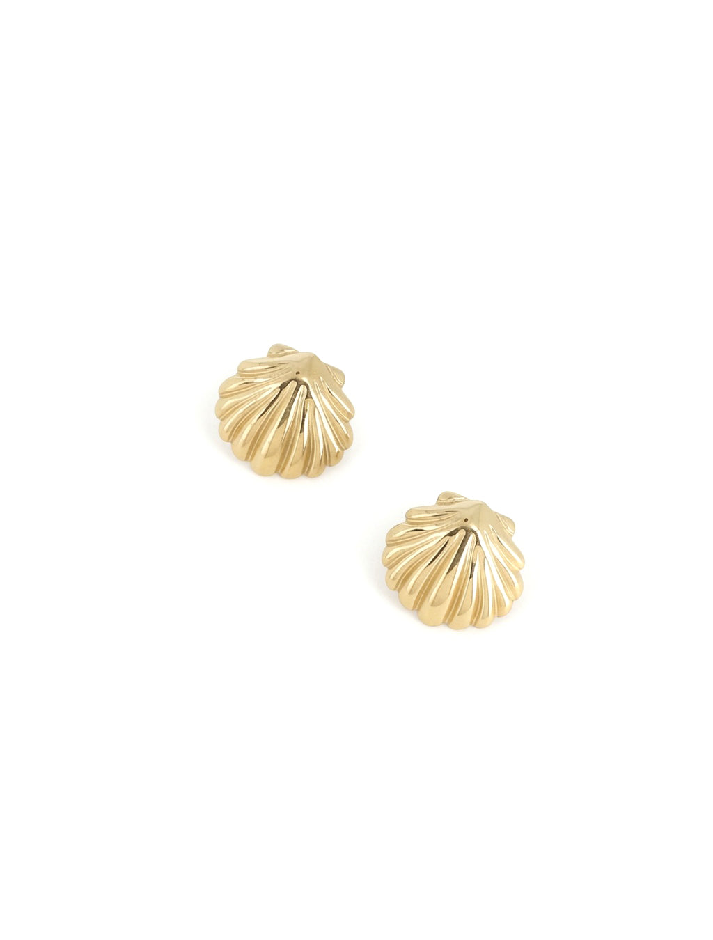 Boucles d'oreilles puces dorées Eliya en forme de coquillage - Bijou sur fond blanc